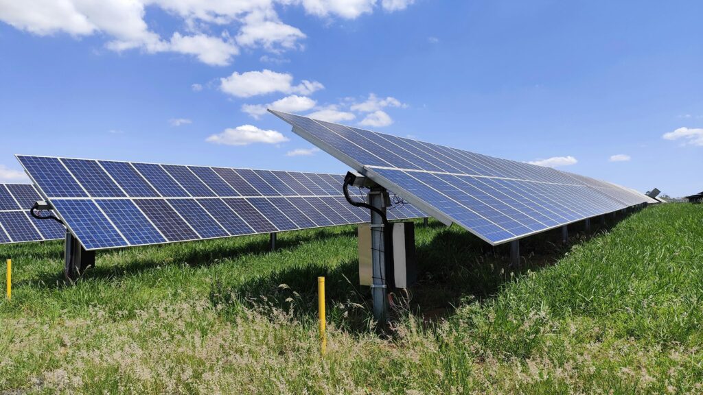 Solar panel array in Uberlândia, Brazil capturing sunlight on a clear day.